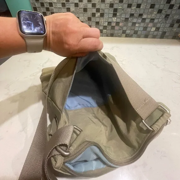 Baggallini Super Cute Crossbody- Great Condition, but see Photos of inner liner - Picture 7 of 7